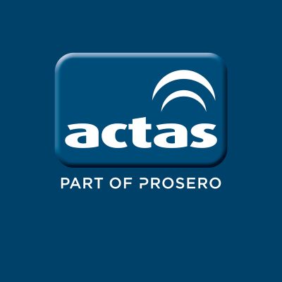 Actas' Adm. direktør Jørgen Kronborg giver hånd til indhaveren af Nordjysk låseteknik John Berg